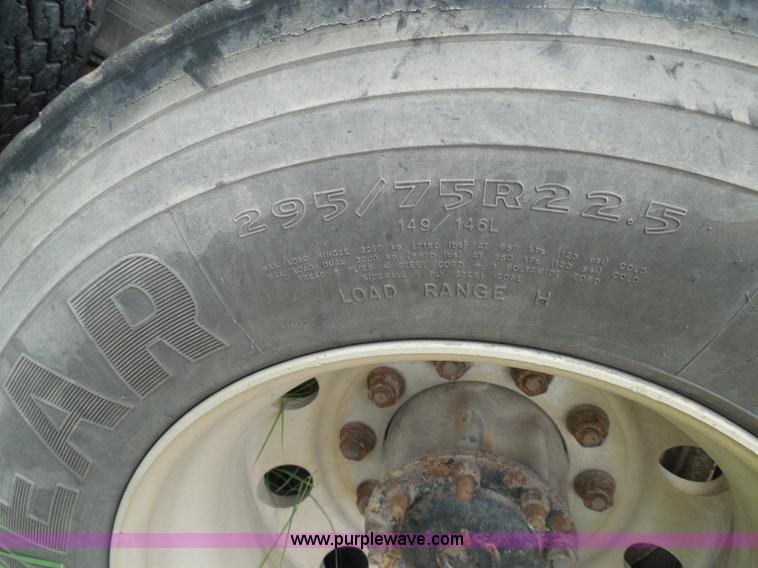 image for item I3348 2003 Freightliner Columbia CL120 semi truck