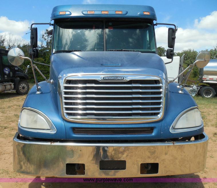 image for item I3349 2006 Freightliner Columbia semi truck