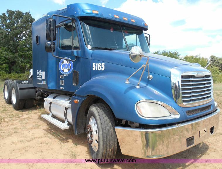 image for item I3349 2006 Freightliner Columbia semi truck