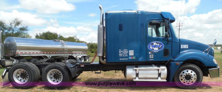 image for item I3349 2006 Freightliner Columbia semi truck