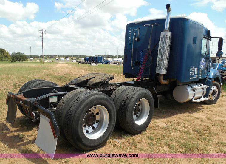 image for item I3349 2006 Freightliner Columbia semi truck