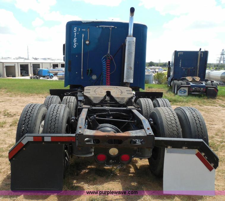 image for item I3349 2006 Freightliner Columbia semi truck