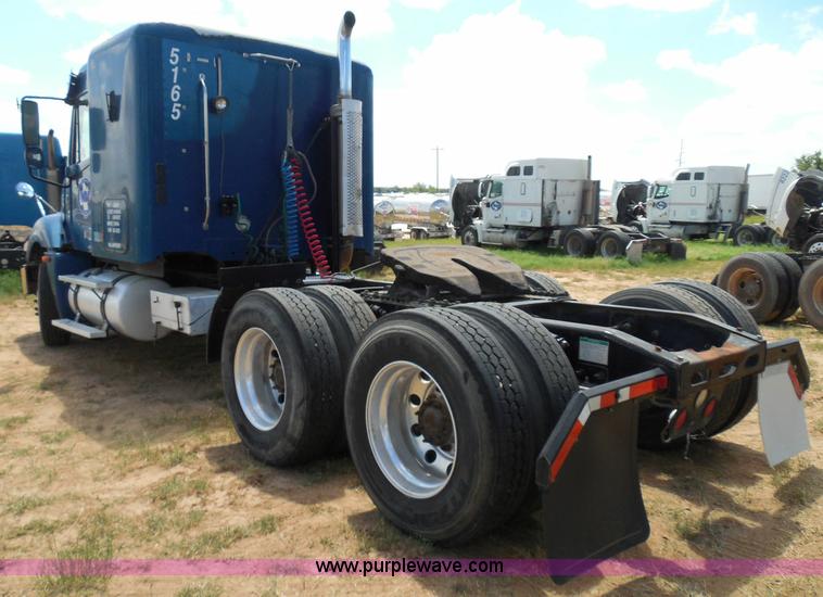 image for item I3349 2006 Freightliner Columbia semi truck