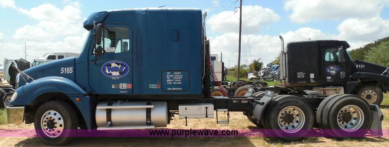 image for item I3349 2006 Freightliner Columbia semi truck