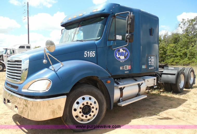 image for item I3349 2006 Freightliner Columbia semi truck