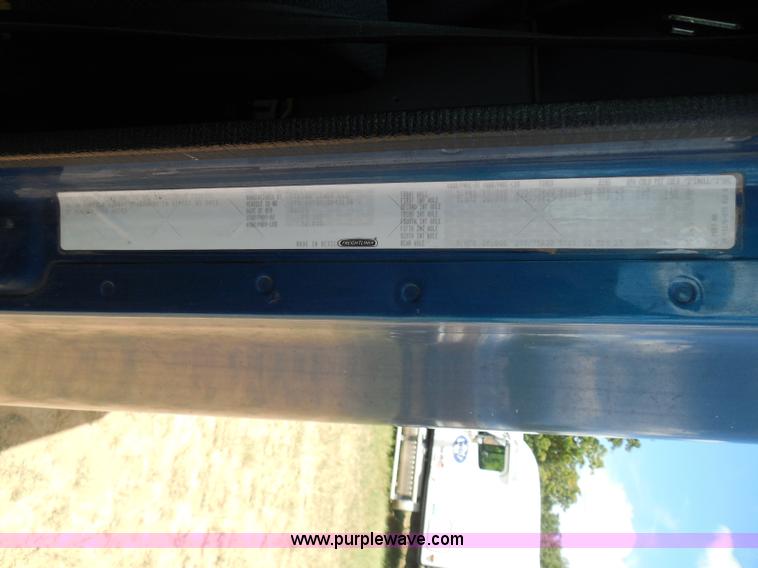 image for item I3349 2006 Freightliner Columbia semi truck