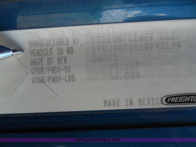 image for item I3349 2006 Freightliner Columbia semi truck