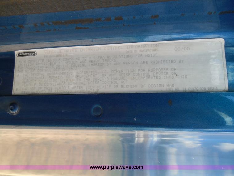 image for item I3349 2006 Freightliner Columbia semi truck