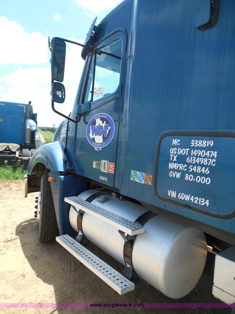 image for item I3349 2006 Freightliner Columbia semi truck