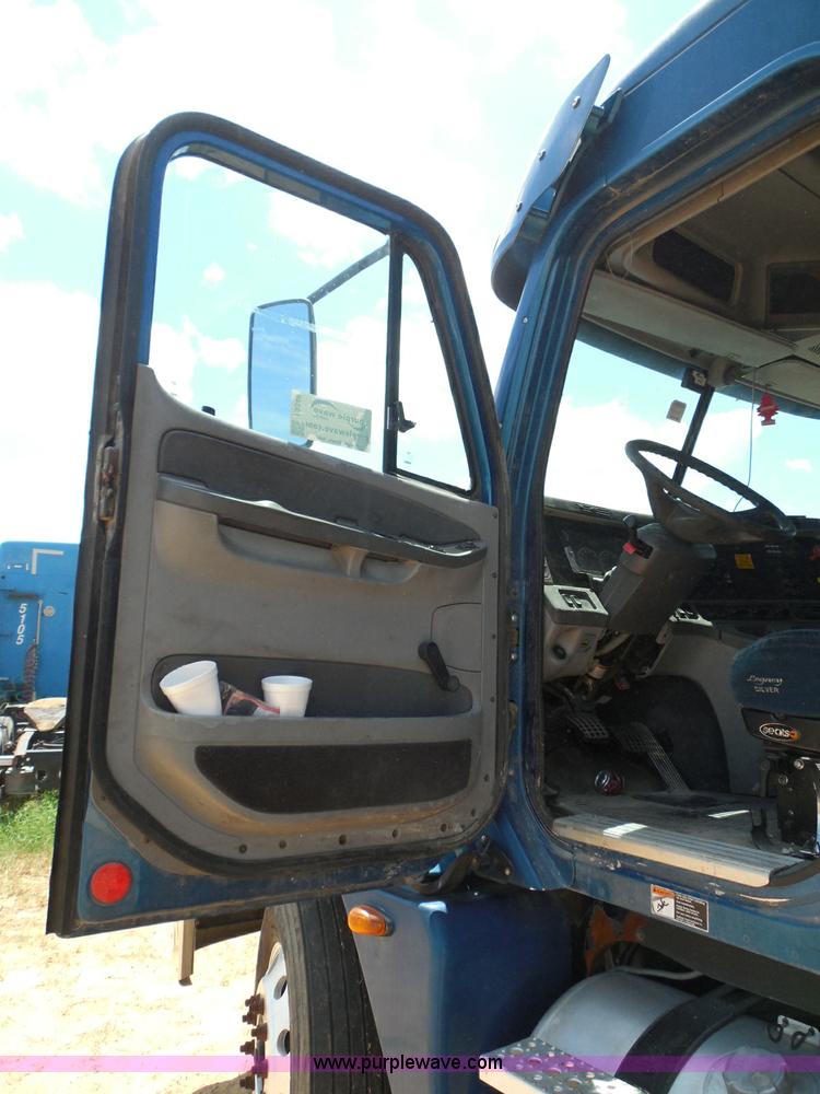 image for item I3349 2006 Freightliner Columbia semi truck