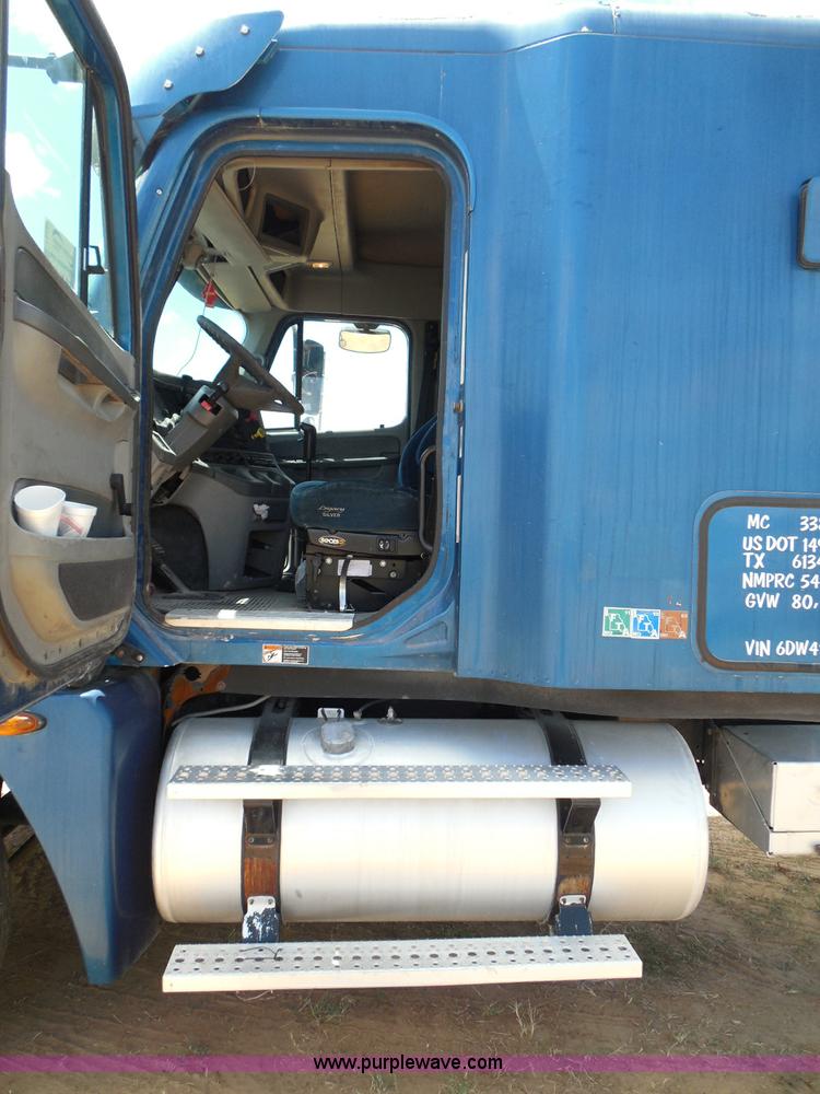 image for item I3349 2006 Freightliner Columbia semi truck