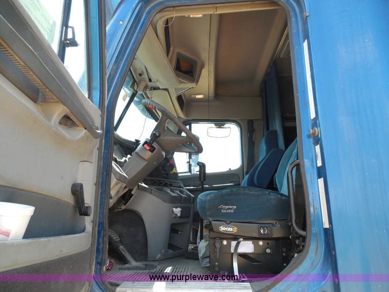 image for item I3349 2006 Freightliner Columbia semi truck