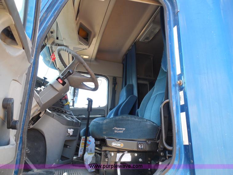 image for item I3349 2006 Freightliner Columbia semi truck