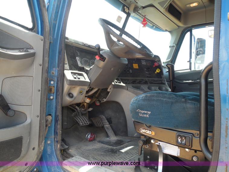 image for item I3349 2006 Freightliner Columbia semi truck
