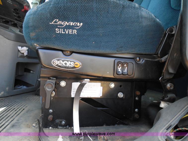 image for item I3349 2006 Freightliner Columbia semi truck