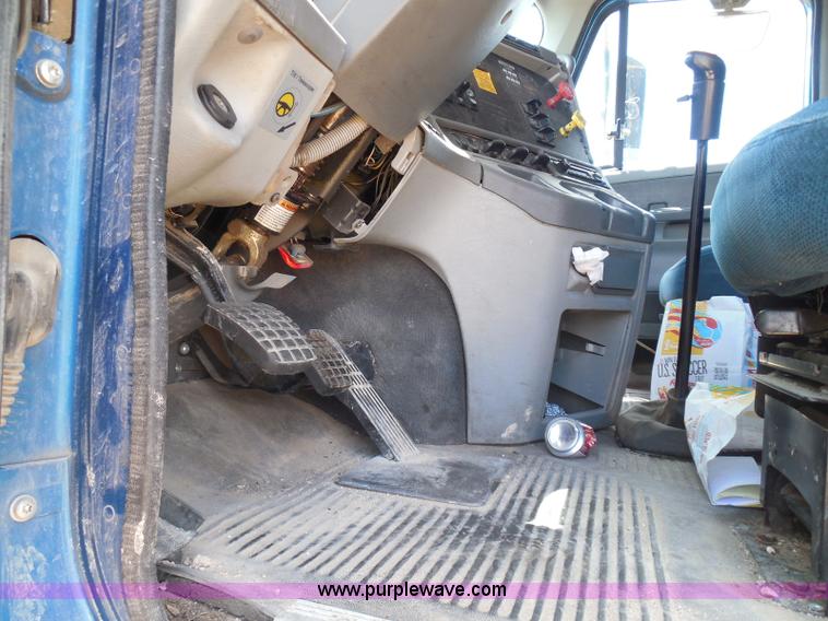 image for item I3349 2006 Freightliner Columbia semi truck