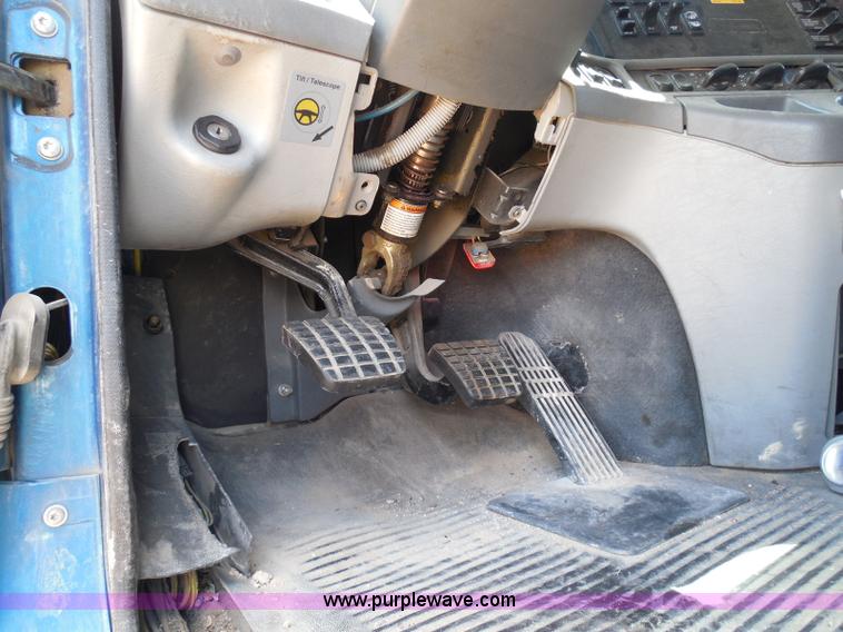 image for item I3349 2006 Freightliner Columbia semi truck