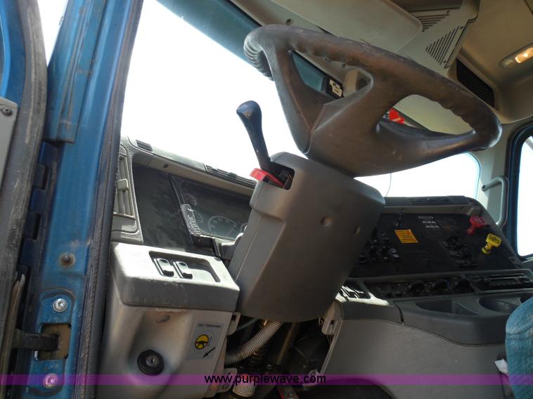 image for item I3349 2006 Freightliner Columbia semi truck