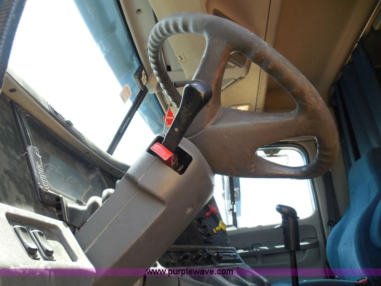 image for item I3349 2006 Freightliner Columbia semi truck