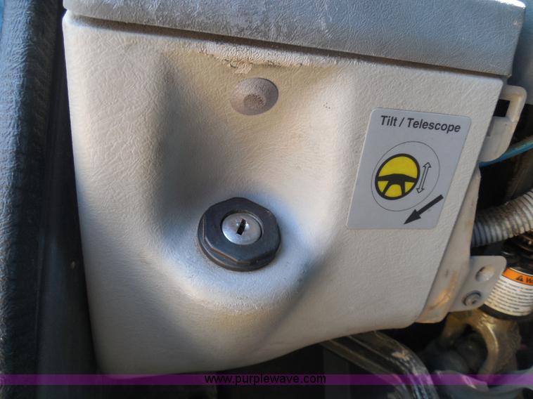 image for item I3349 2006 Freightliner Columbia semi truck