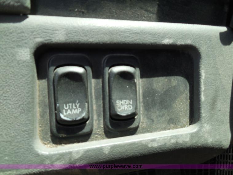 image for item I3349 2006 Freightliner Columbia semi truck