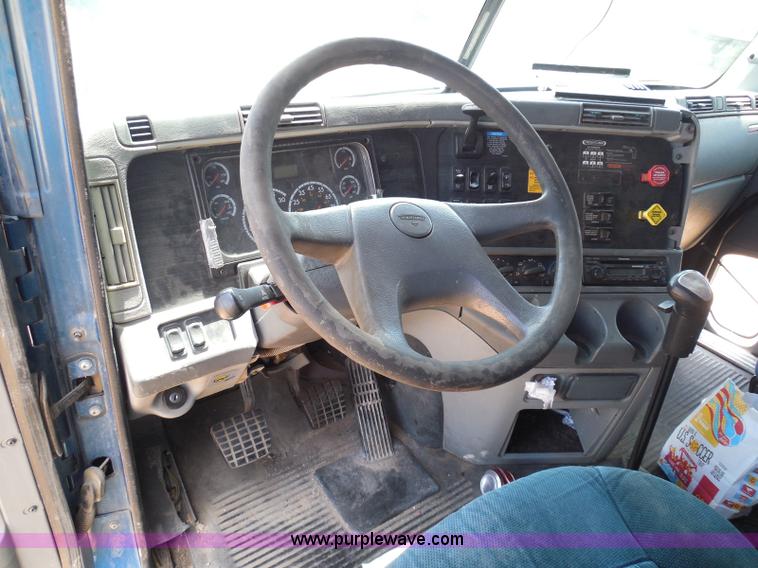 image for item I3349 2006 Freightliner Columbia semi truck