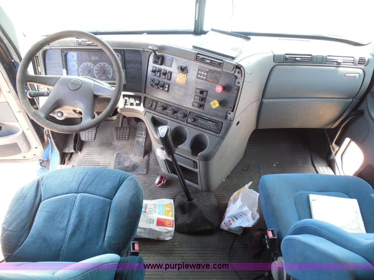 image for item I3349 2006 Freightliner Columbia semi truck