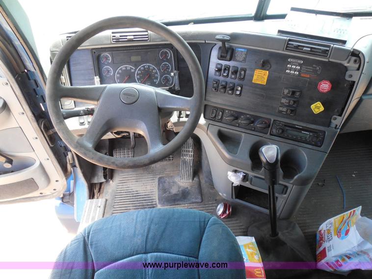 image for item I3349 2006 Freightliner Columbia semi truck