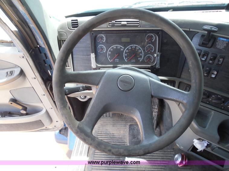 image for item I3349 2006 Freightliner Columbia semi truck