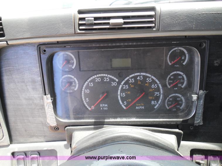 image for item I3349 2006 Freightliner Columbia semi truck