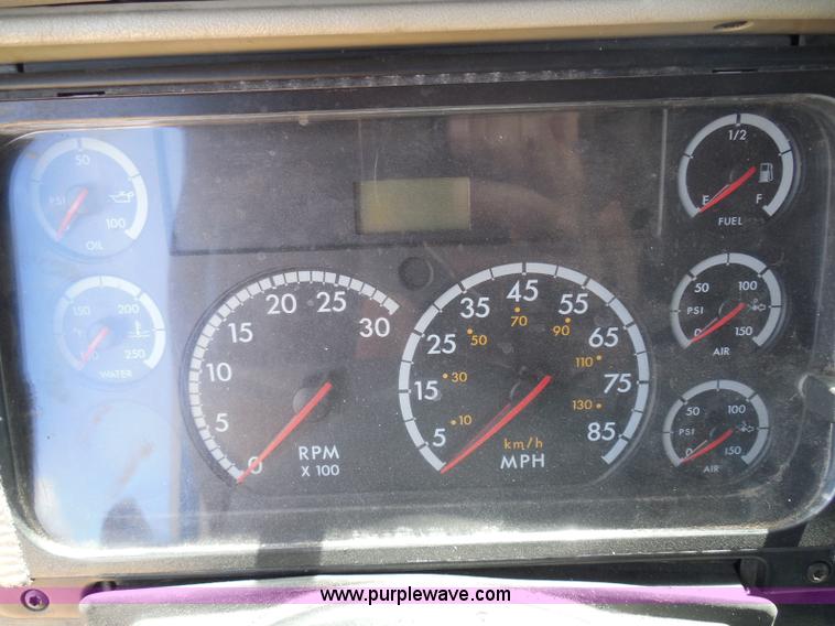 image for item I3349 2006 Freightliner Columbia semi truck