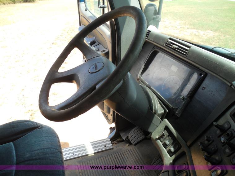 image for item I3349 2006 Freightliner Columbia semi truck