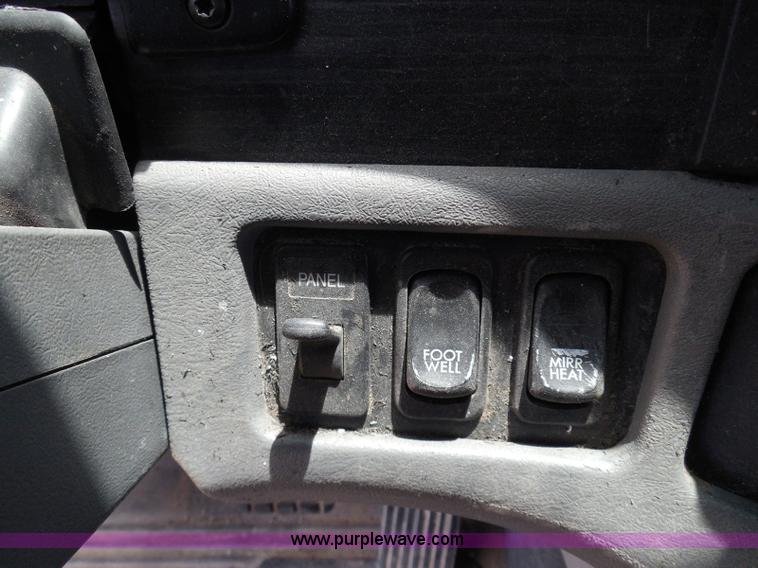 image for item I3349 2006 Freightliner Columbia semi truck