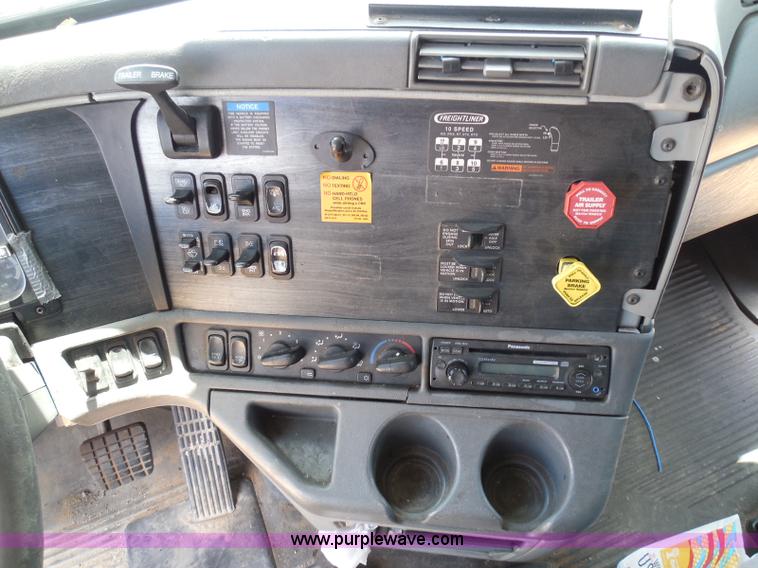 image for item I3349 2006 Freightliner Columbia semi truck