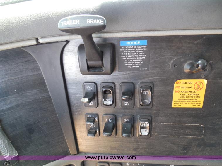 image for item I3349 2006 Freightliner Columbia semi truck