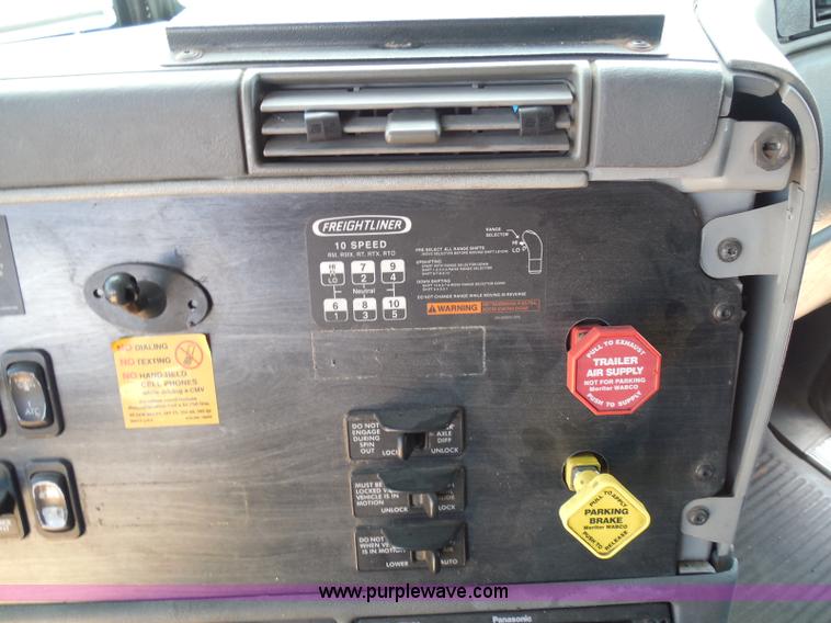 image for item I3349 2006 Freightliner Columbia semi truck