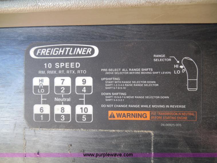image for item I3349 2006 Freightliner Columbia semi truck