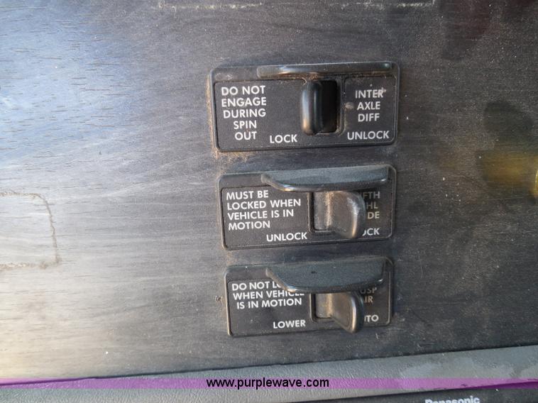 image for item I3349 2006 Freightliner Columbia semi truck