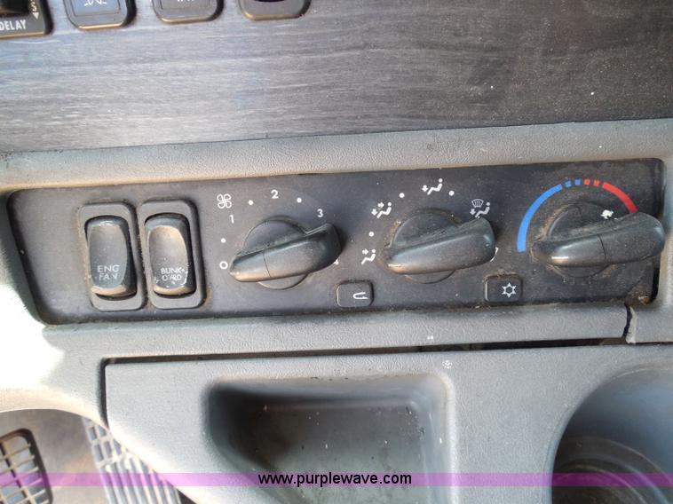 image for item I3349 2006 Freightliner Columbia semi truck