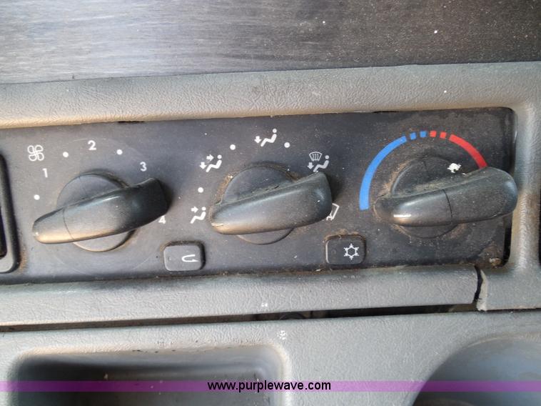 image for item I3349 2006 Freightliner Columbia semi truck