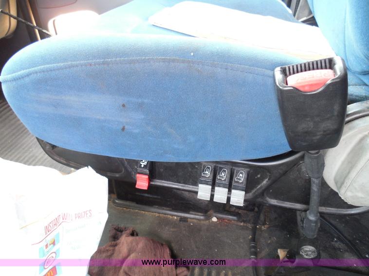 image for item I3349 2006 Freightliner Columbia semi truck