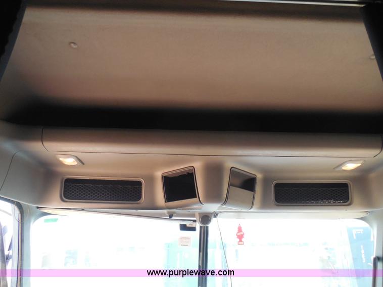 image for item I3349 2006 Freightliner Columbia semi truck