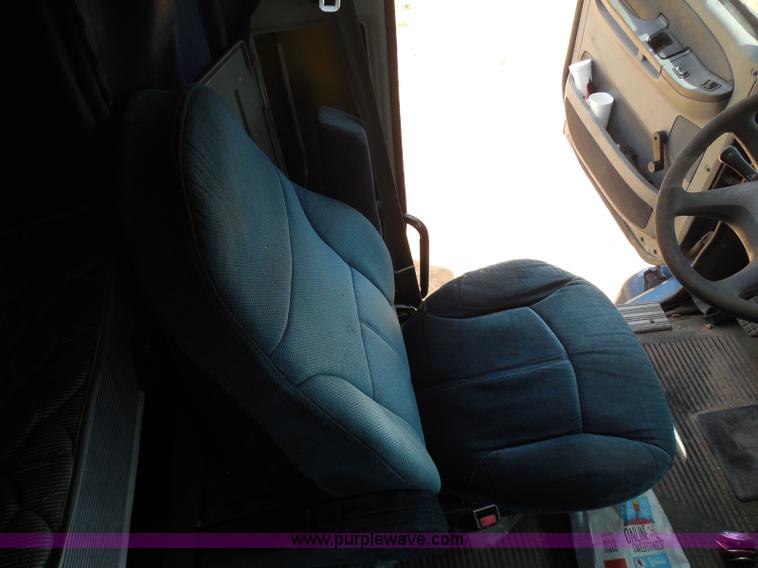 image for item I3349 2006 Freightliner Columbia semi truck