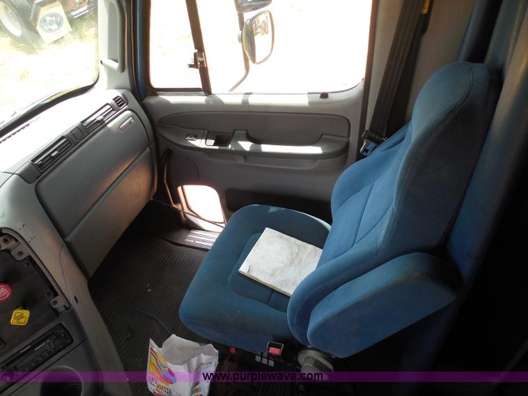 image for item I3349 2006 Freightliner Columbia semi truck