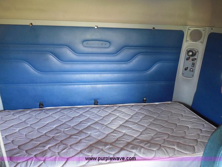 image for item I3349 2006 Freightliner Columbia semi truck