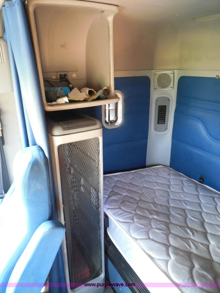 image for item I3349 2006 Freightliner Columbia semi truck