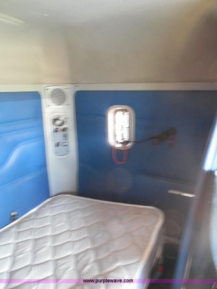 image for item I3349 2006 Freightliner Columbia semi truck