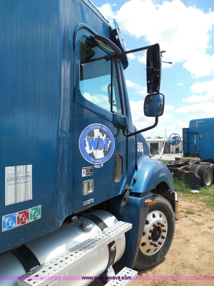 image for item I3349 2006 Freightliner Columbia semi truck