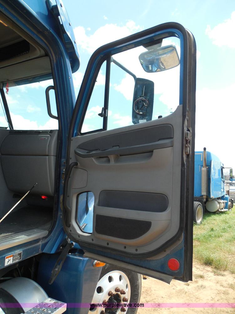 image for item I3349 2006 Freightliner Columbia semi truck