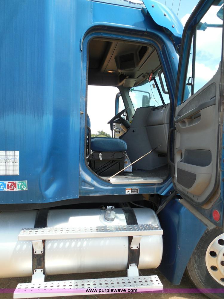 image for item I3349 2006 Freightliner Columbia semi truck